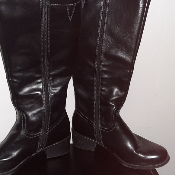 Size 7-8 Women black boots with First Nations designed embroidery. - Picture 2 of 5